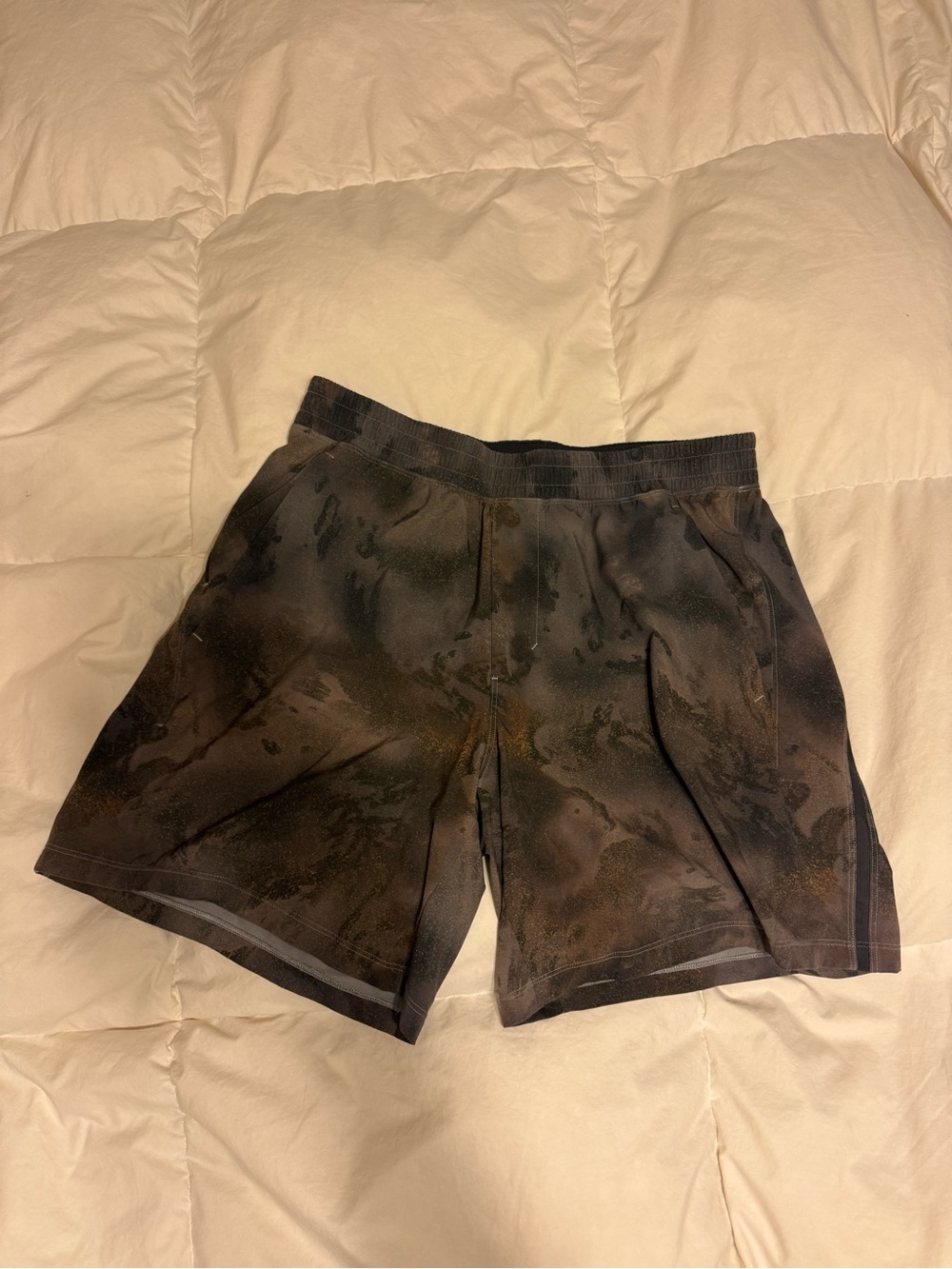 Lululemon Pacebreakers Rare multicolor brown,black design 7inch inseam size L